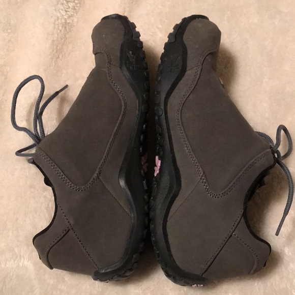 Kuru sneakers; grayish brown with lilac shoestring loops - Picture 2 of 5